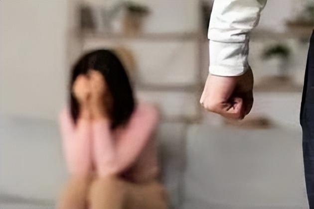 太离谱了！安徽阜阳，一名女子无意间发现丈夫有了外遇，可等所谓的“第三者”现身时，