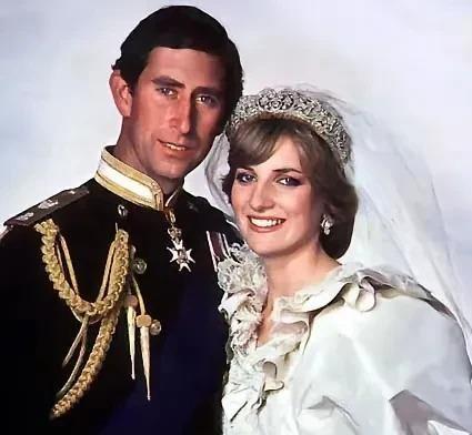 1981年那场世纪婚礼上，戴安娜穿着八米长的婚纱走进圣保罗教堂，全世界七亿人看着