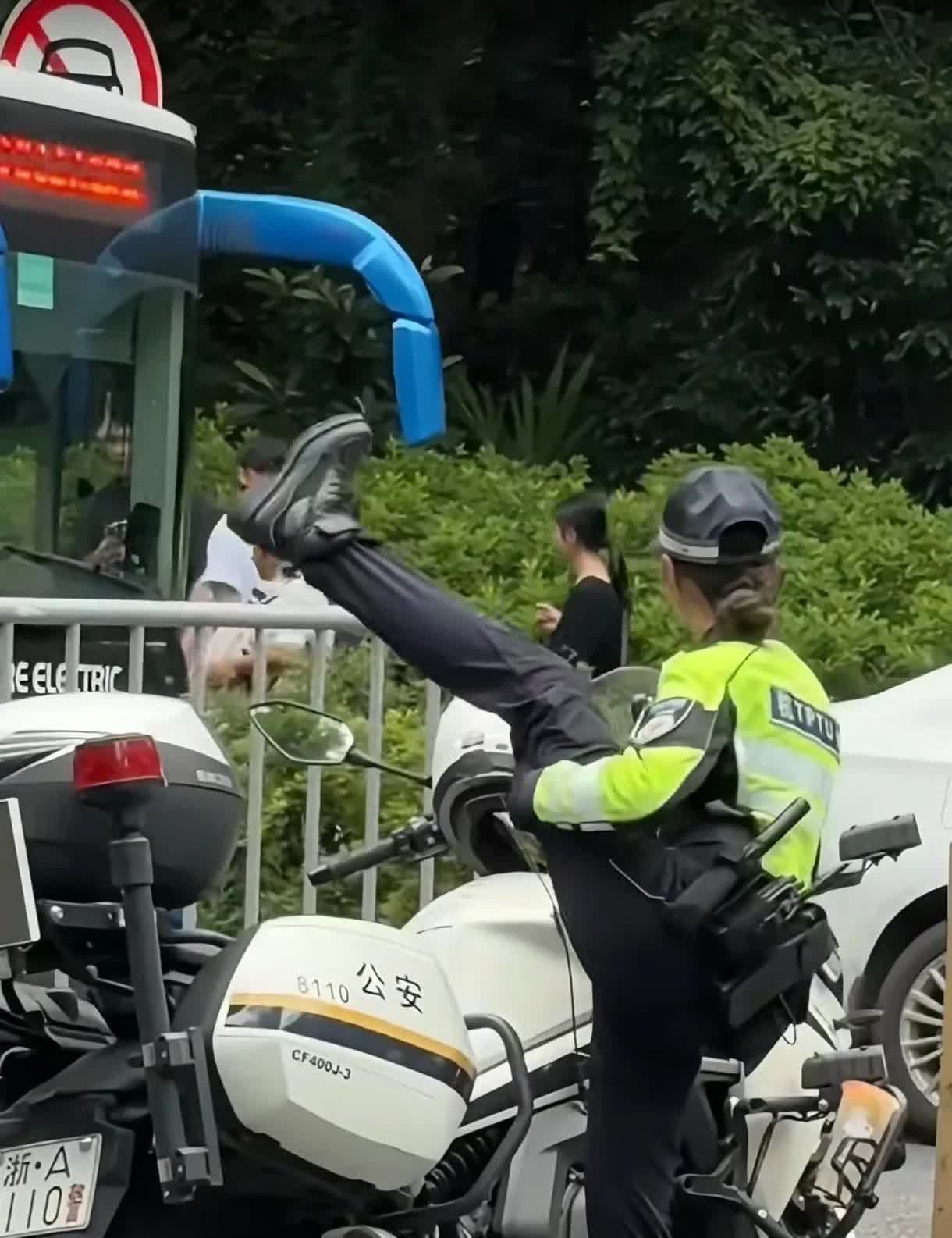 一字马上铁骑，这一势上车，傍若无人呀，霸气十足。此招式来至于三国演义，名曰：“