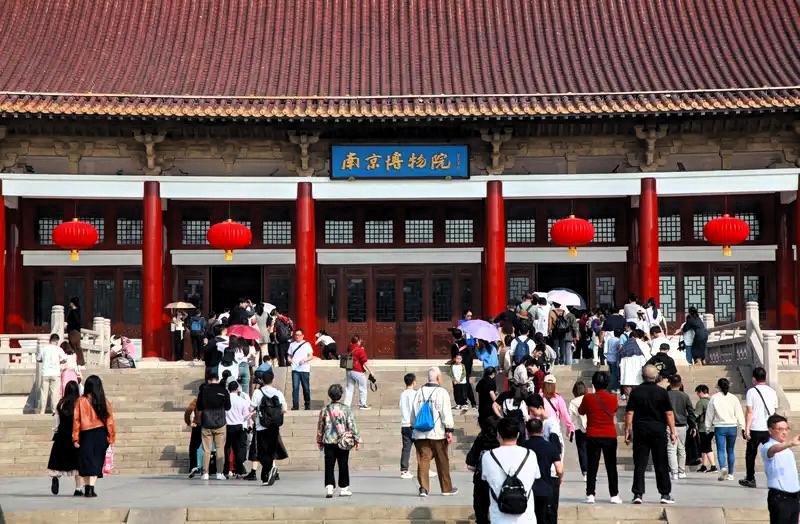 南京博物院的丑闻还真是一个接一个，继《江南春》被曝出丑闻后，庞氏后人又发声了。原