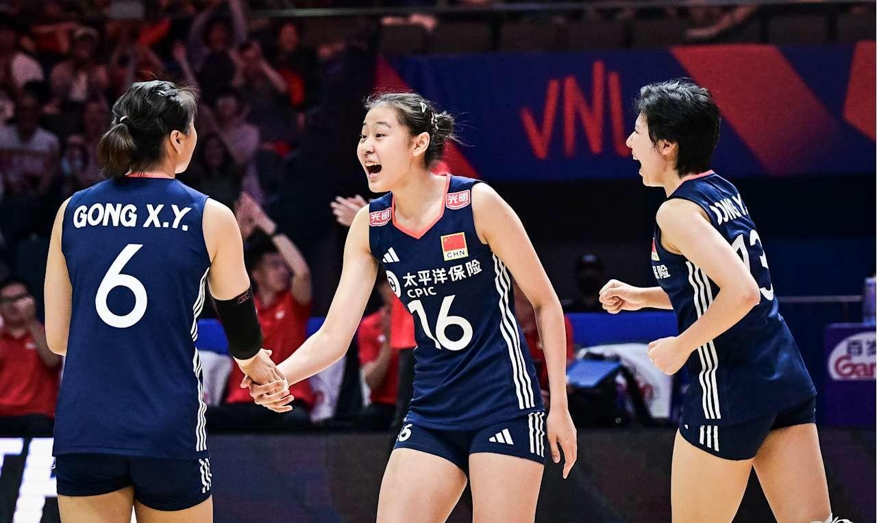 女排终于找到副攻天才少女了！世界女排联赛中国女排3-0横扫法国，最大的惊喜发现就