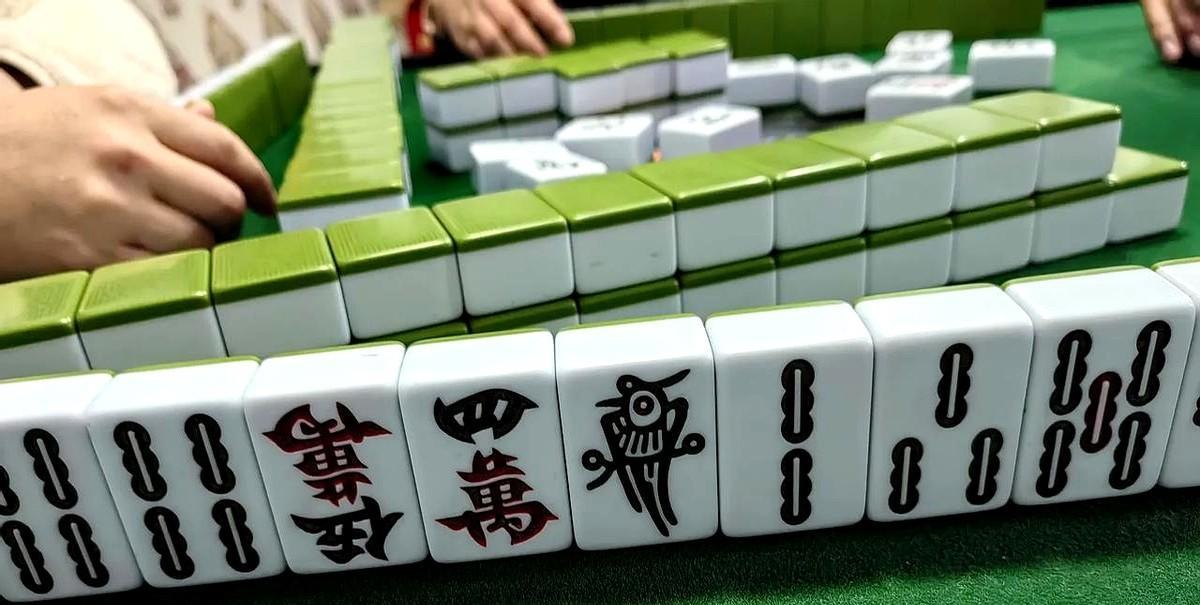 下午去麻将馆去的晚，快到麻将馆的路口，只见老板娘站在那里东张西望，我问她站这里等