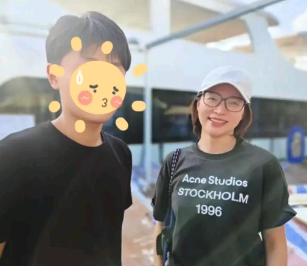 董卿五一携子出游被邂逅，亲和合影尽显魅力，儿子虎头虎脑超吸睛五一佳节，处处洋溢