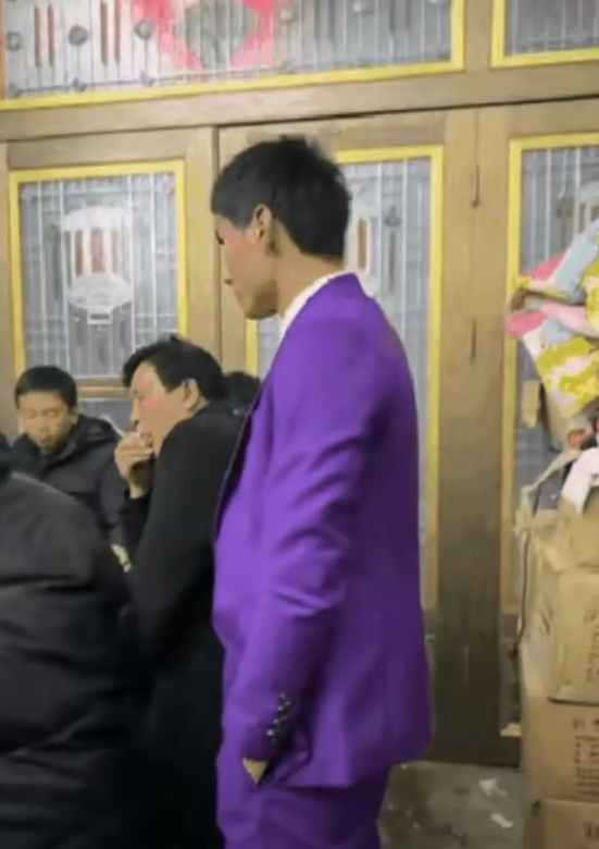 我们村最靓的仔，和蓝色妖姬坐一桌