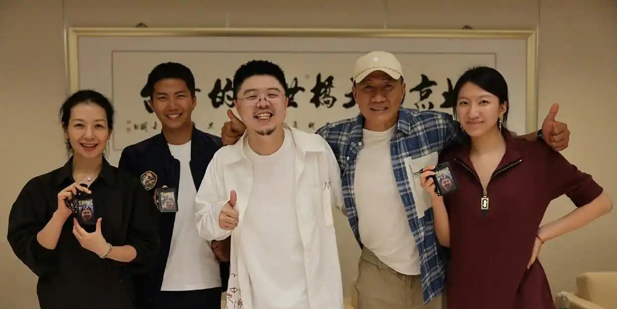 胡军和家人一起去看舞台剧，老婆卢芳打扮贵气，24岁女儿罕见露面！[墨镜][墨镜]