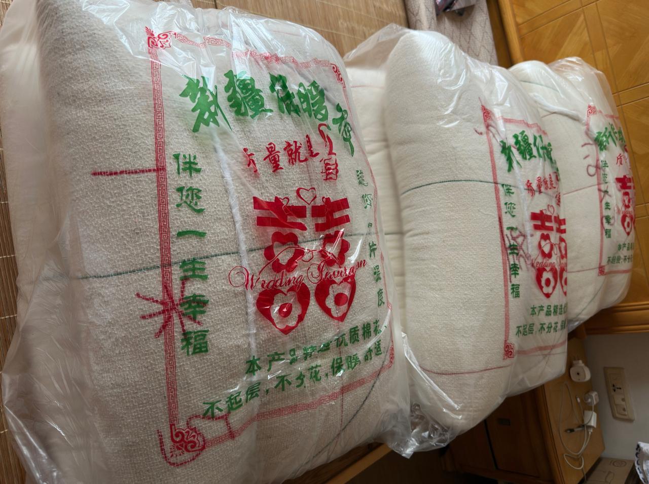 “新弹的被褥不要放太阳底下晒哦！”棉被店的师傅不失时宜又送来一声叮嘱。“为啥