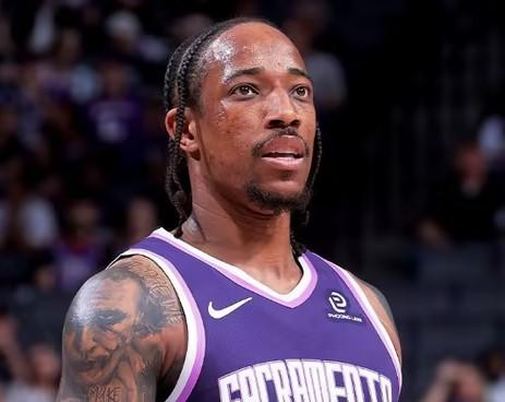 德罗赞：大战发展联盟！！！在国王迎战爵士的菜鸟互啄比赛中发生极其疯狂一幕：摆