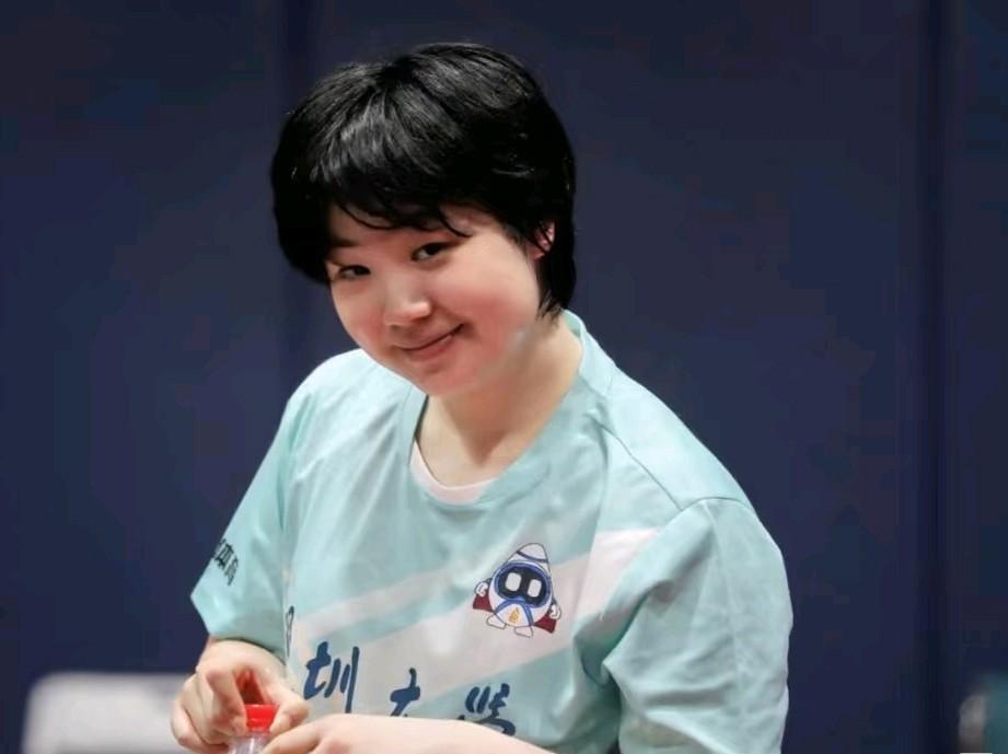 蒯曼果然爱吃甜的在社交平台上开心分享澳门美食配文是：很内向，吃饱了也不说