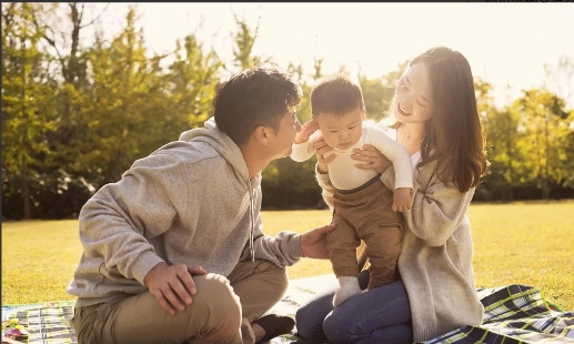上海，一对夫妻生了两个孩子，大女儿跟了父亲的姓，小儿子则约定跟母亲姓。但是不久后