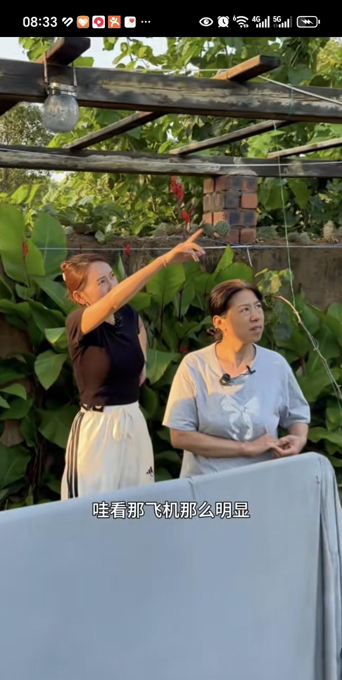 亚慧家的阿姨提到在云南，感觉亚慧的脸色不太好看。在去小院的车上，亚慧家的阿姨跟