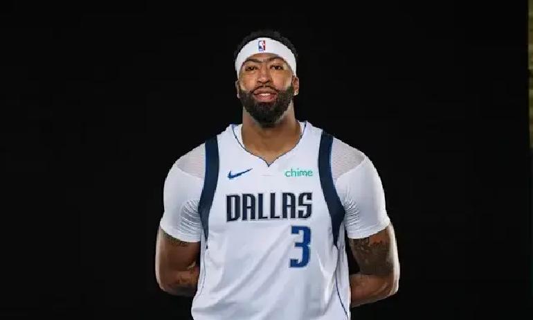 老鹰正准备用刚选中的状元，去换一个可能随时倒下的巨星。你看到的可能是“戴维