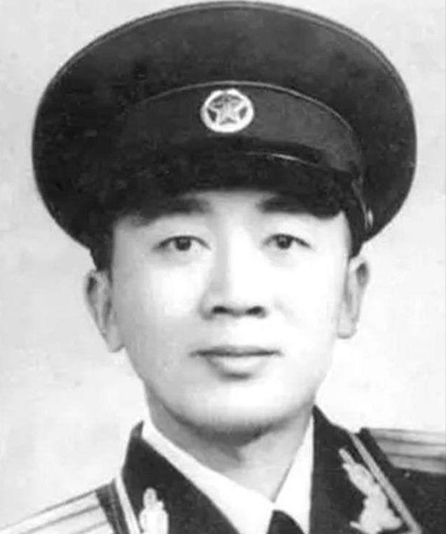 1944年，一打入敌人内部的地下党刚查完哨回到家里，伪副师长的妻子就慌里慌张的推