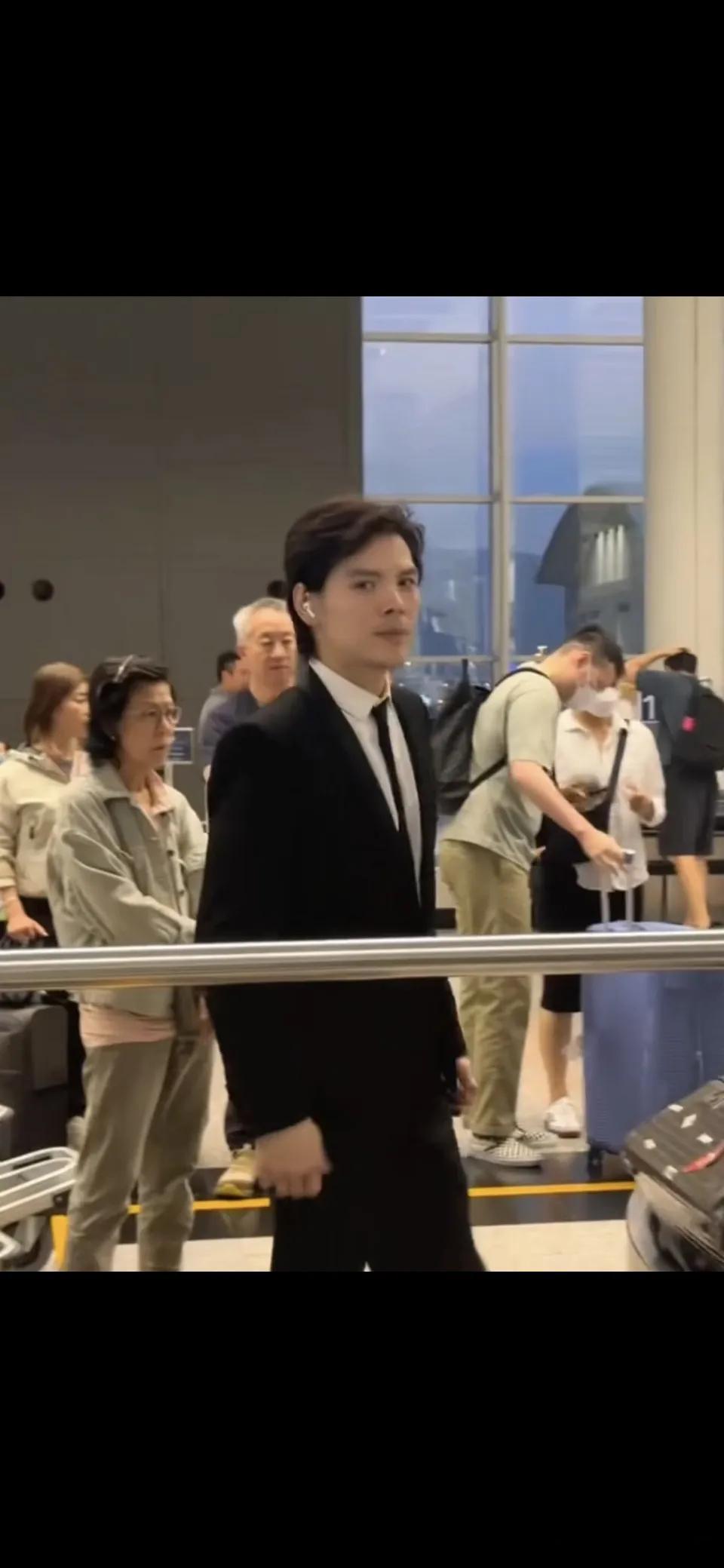 向佐突然不一样了变个发型确实帅不少啊……​​​