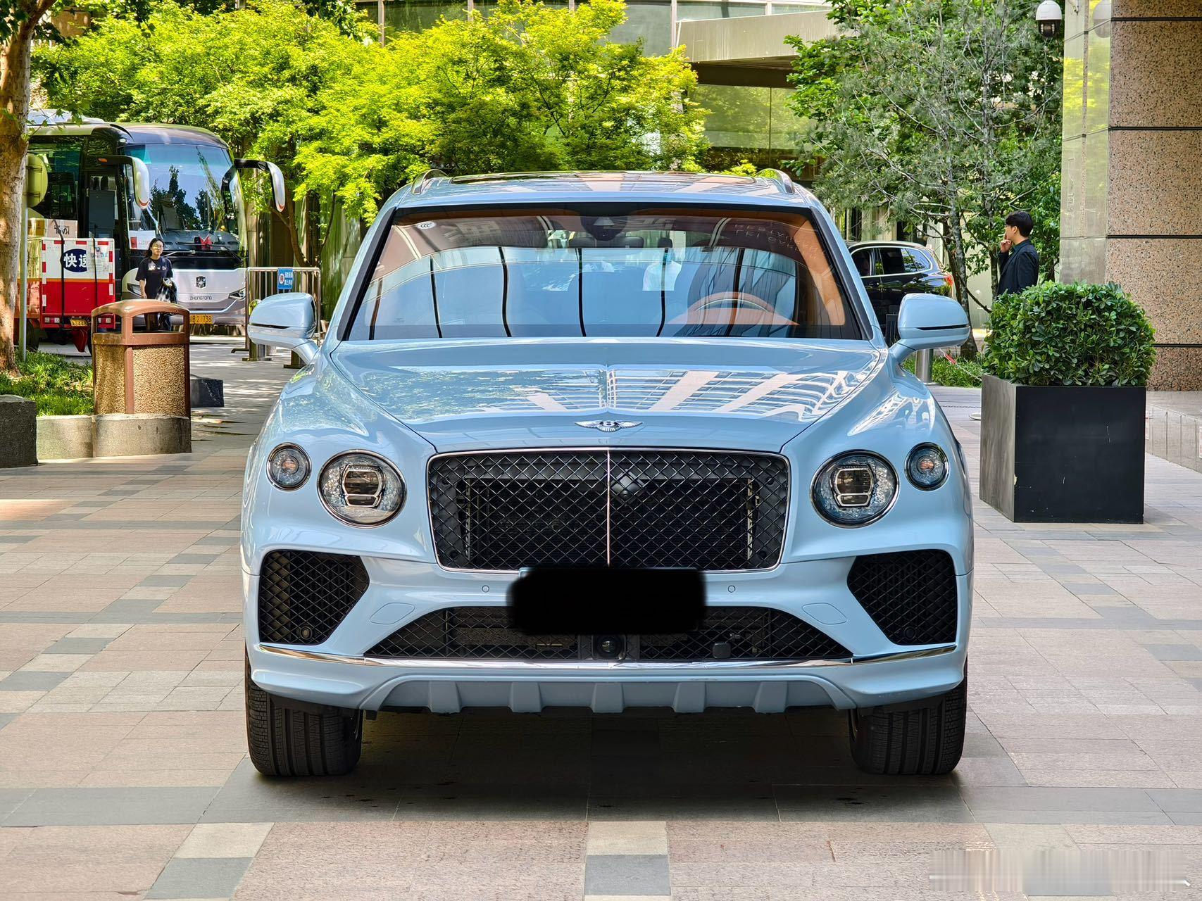 宾利添越 V8 标轴 五座，2024年上牌，1.3万公里，全车透明车衣，全车原色