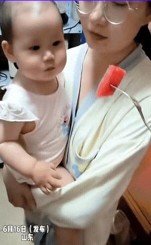 宝爸喂宝妈的西瓜，瞬间被宝宝“截胡”。不过，此时此刻，宝宝和宝妈谁也没有吃着