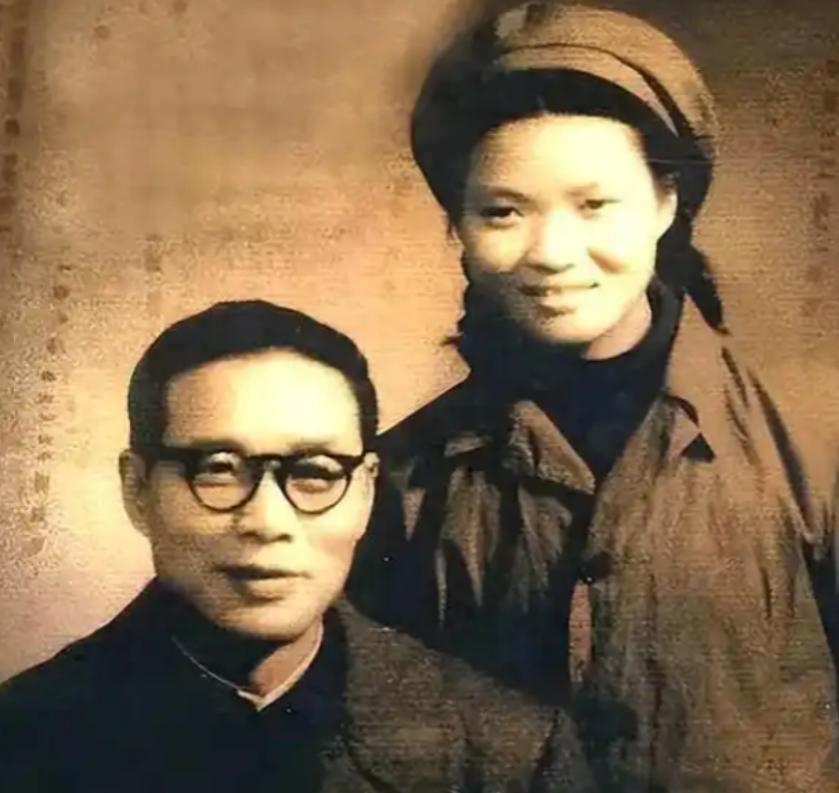 1942年，沈醉带妻子参加宴会，戴笠却盯着他妻子看个不停，沈醉一惊，回去就对妻
