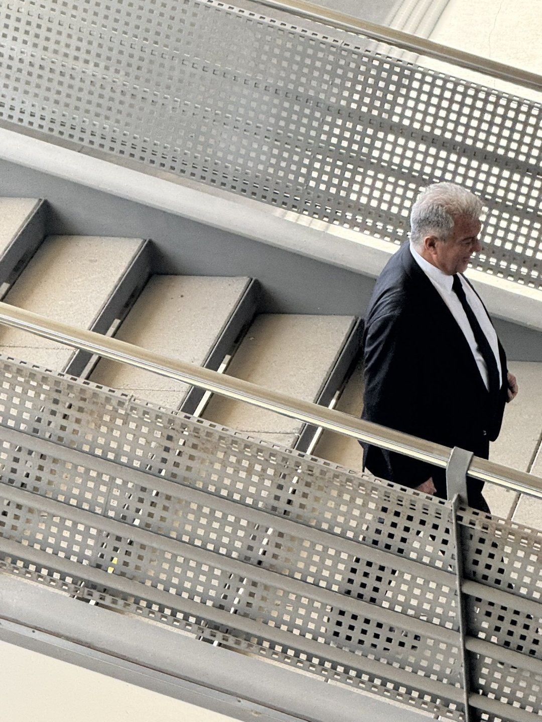 拉波尔塔昨天在甘伯城向球队进行了讲话，激励球队。离开时被记者问及相信球队能在欧冠