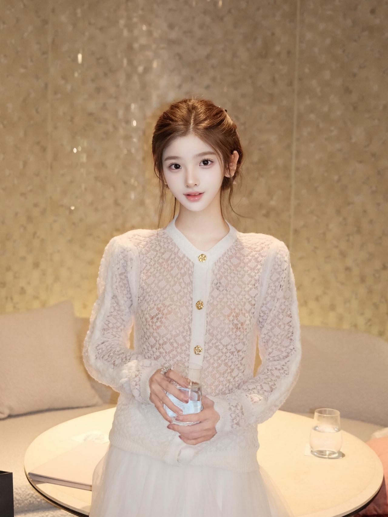 温柔少女风，白色蕾丝毛衣搭配清新妆容，优雅动人。你眼中的小清新女生你们都喜欢收