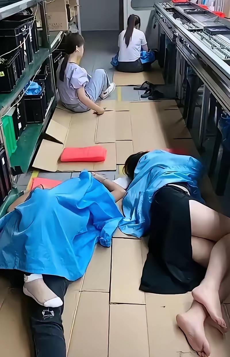 最让人心疼的午休！工厂姑娘们没有床，只能在过道铺纸板凑合一觉