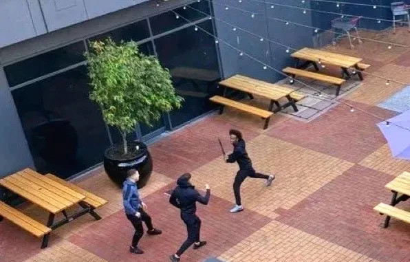 墨尔本商场约架砍人事件想象一下，你正悠闲地逛着商场，突然