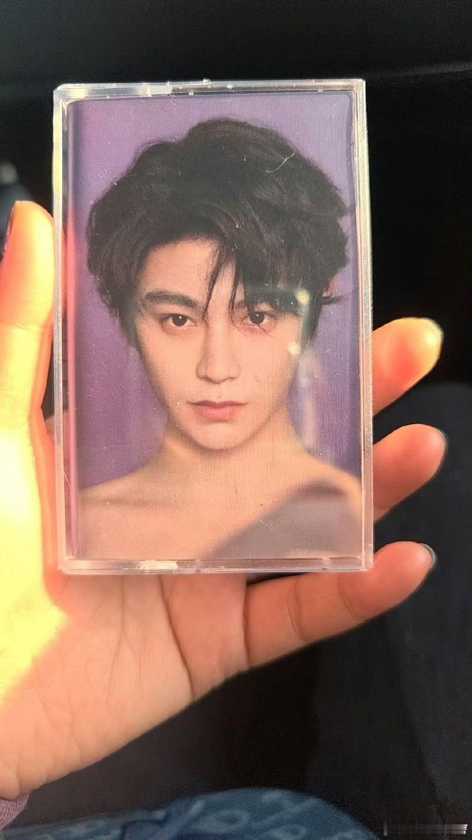 见过宠粉的，但没见过像这样把浪漫进行到底的！他亲自打包礼物，还录制专属磁带，这