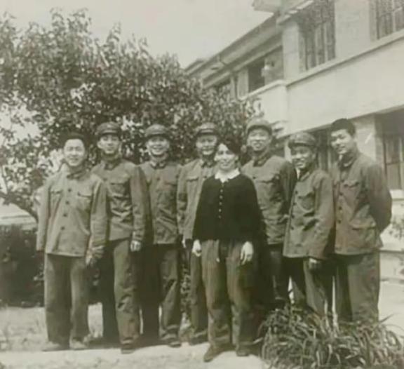 1975年，原铁道兵司令员刘贤权调任济南军区，担任军区副司令员。虽然是降级调动，