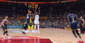 操作直接燃爆赛场！徐杰小个子藏着大能量，单臂摘板尽显冲劲，转头就给张文逸喂饼，三