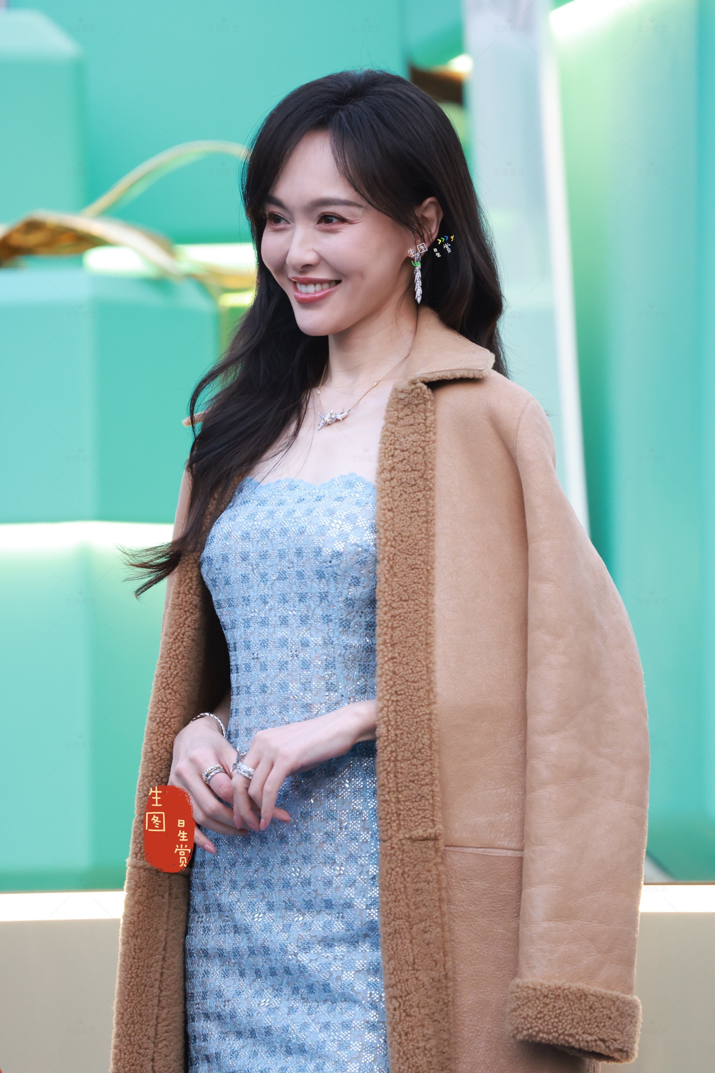 冰蓝色礼服的唐嫣清新甜丽，完全美好了我的眼💙💕