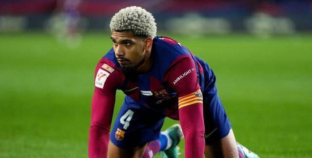 其实巴萨后防组合最稳是孔德，库巴西，滕森和巴尔德组合，中场是德容费儿明佩德里组合