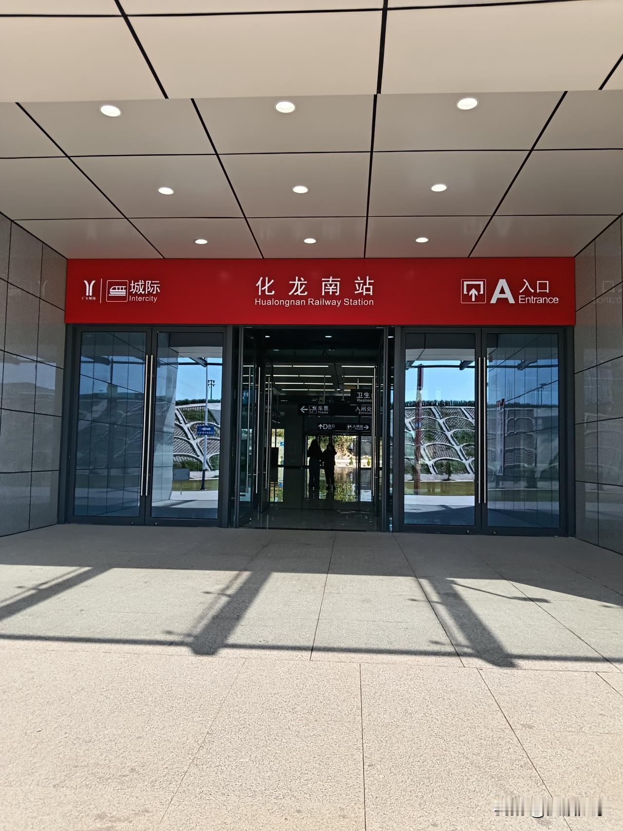 广州番禺这个城轨站着实有些浪费。如此偌大的车站，占地面积几何、建筑面积多少暂且不