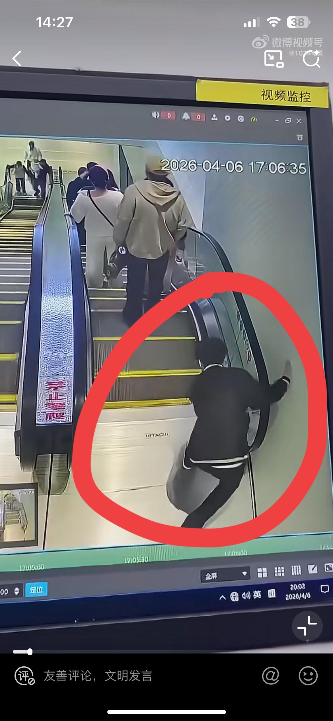 湖北潜江一商场发生的匪夷所思的一幕，十来个顾客乘手扶梯下楼。突然闪出一个小年轻的