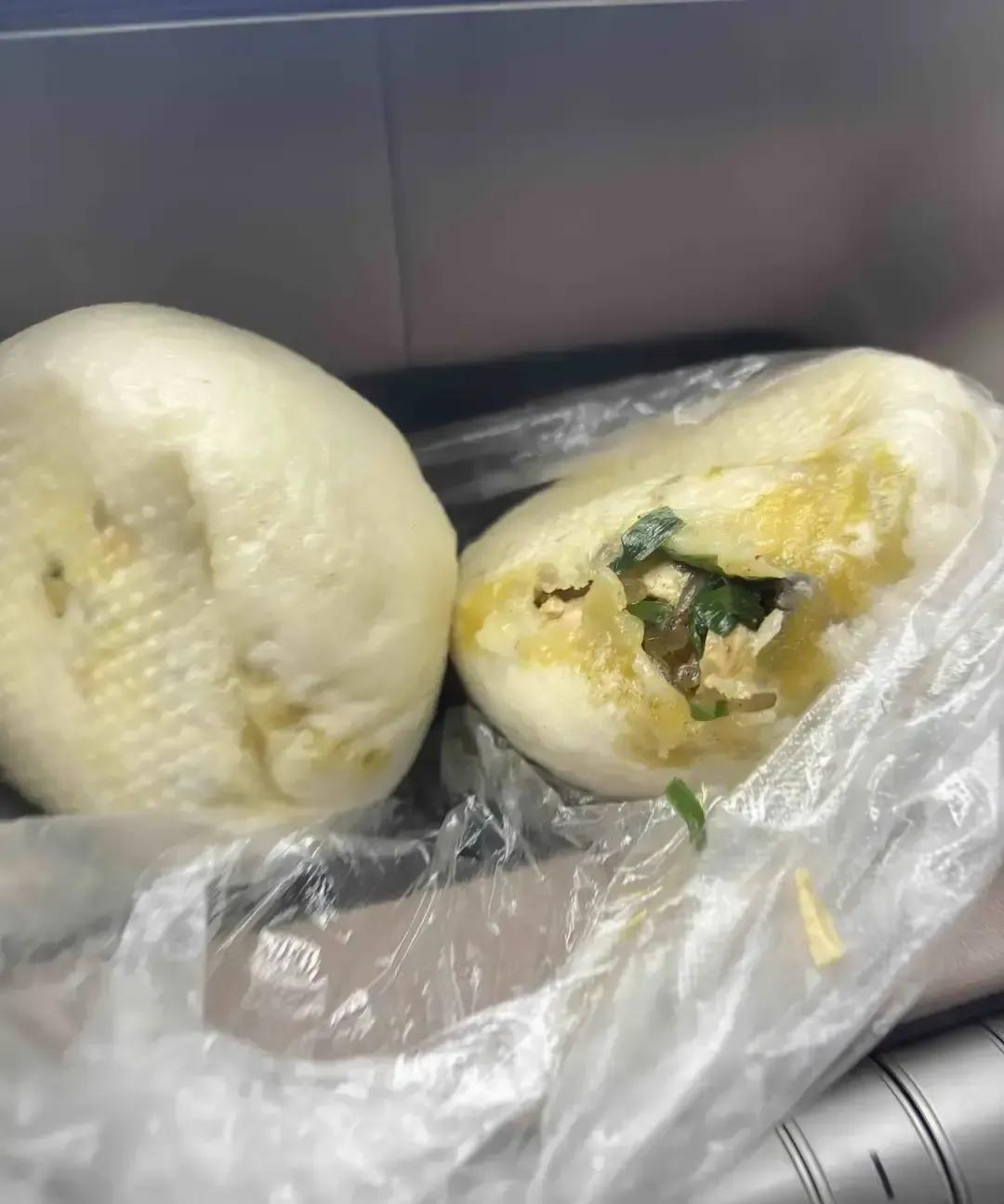 西安街头突然冒出几十家白水包子铺，早上六点就有人排长队。我上周去试了一次，皮薄