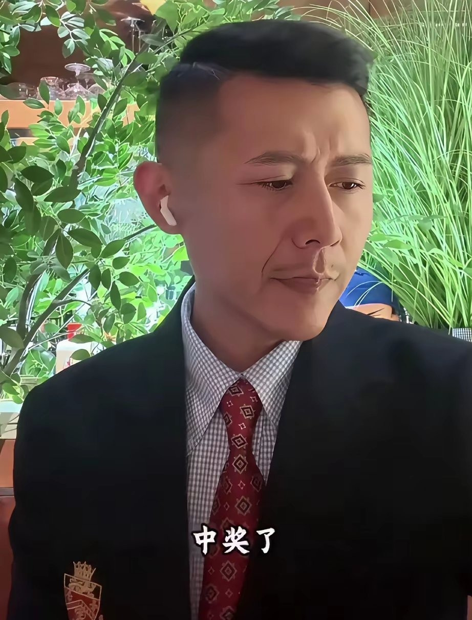 一个粉丝连上麦，说自己中了1300万。交完税，又捐了20万，还剩一千多万。谁都没告诉，好几天没睡着。