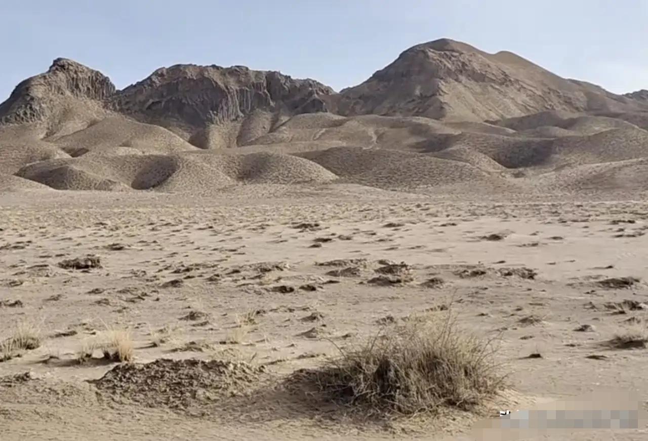 昆仑山的风裹着沙砾打在脸上，我停车撒了泡尿，再抬头，那个穿橘黄色衣服的女孩就没了