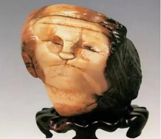 1997年，宁夏小伙在中蒙边境出差时用150元买下一块“人面石”，没想到4年后经