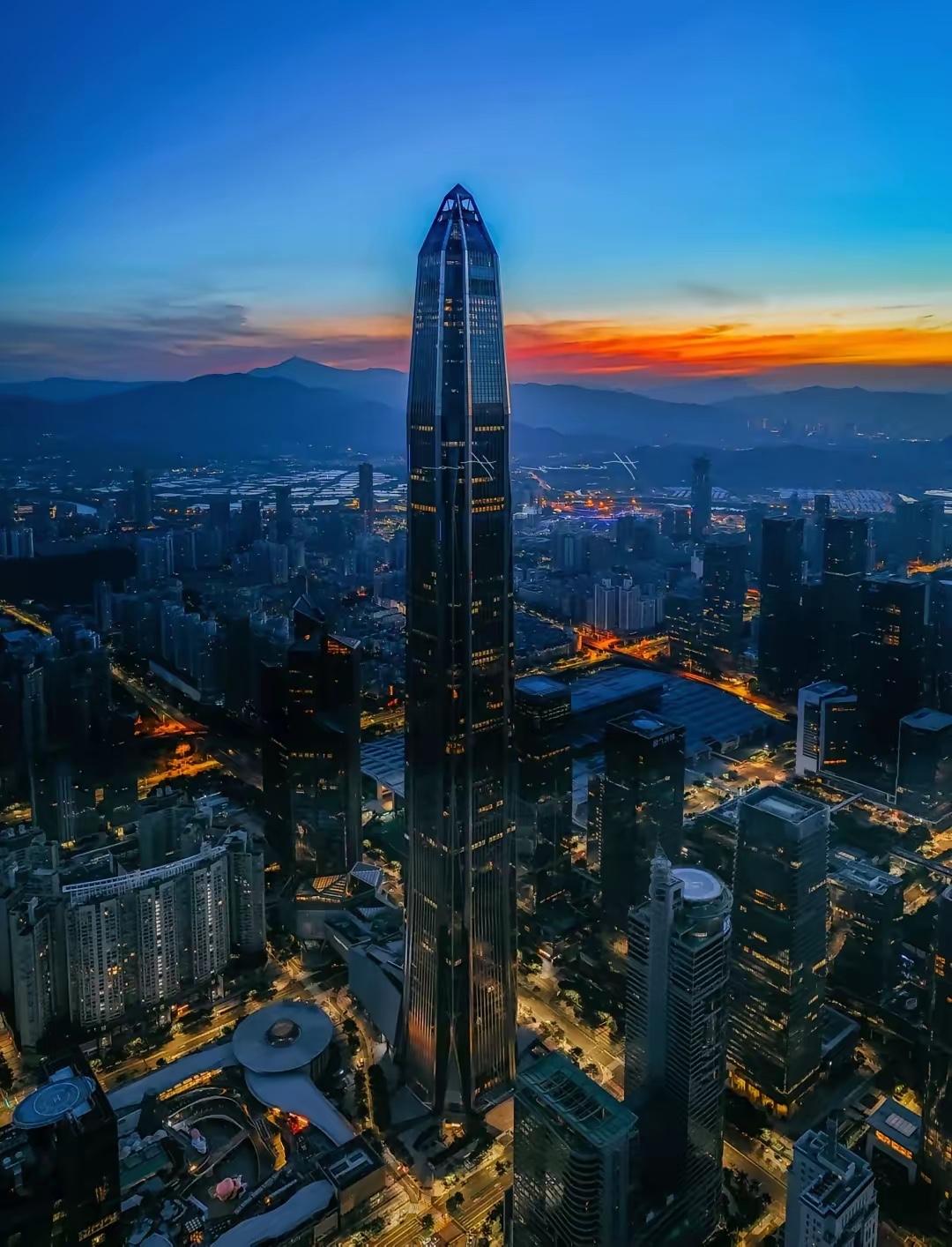 深圳地铁加强安检这事争议挺大。之前一夜升级安检，好多人通勤节奏被打乱，原本几分钟