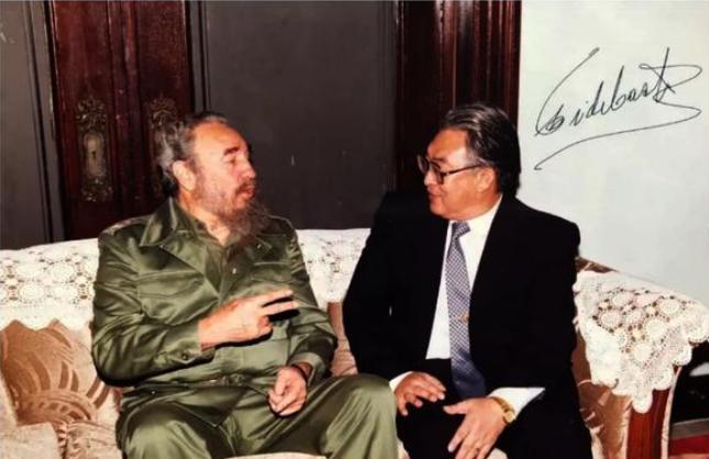 1994年，卡斯特罗来中国大使馆吃饭，在菜园里发现中国黄瓜，觉得长相很奇怪，就摘