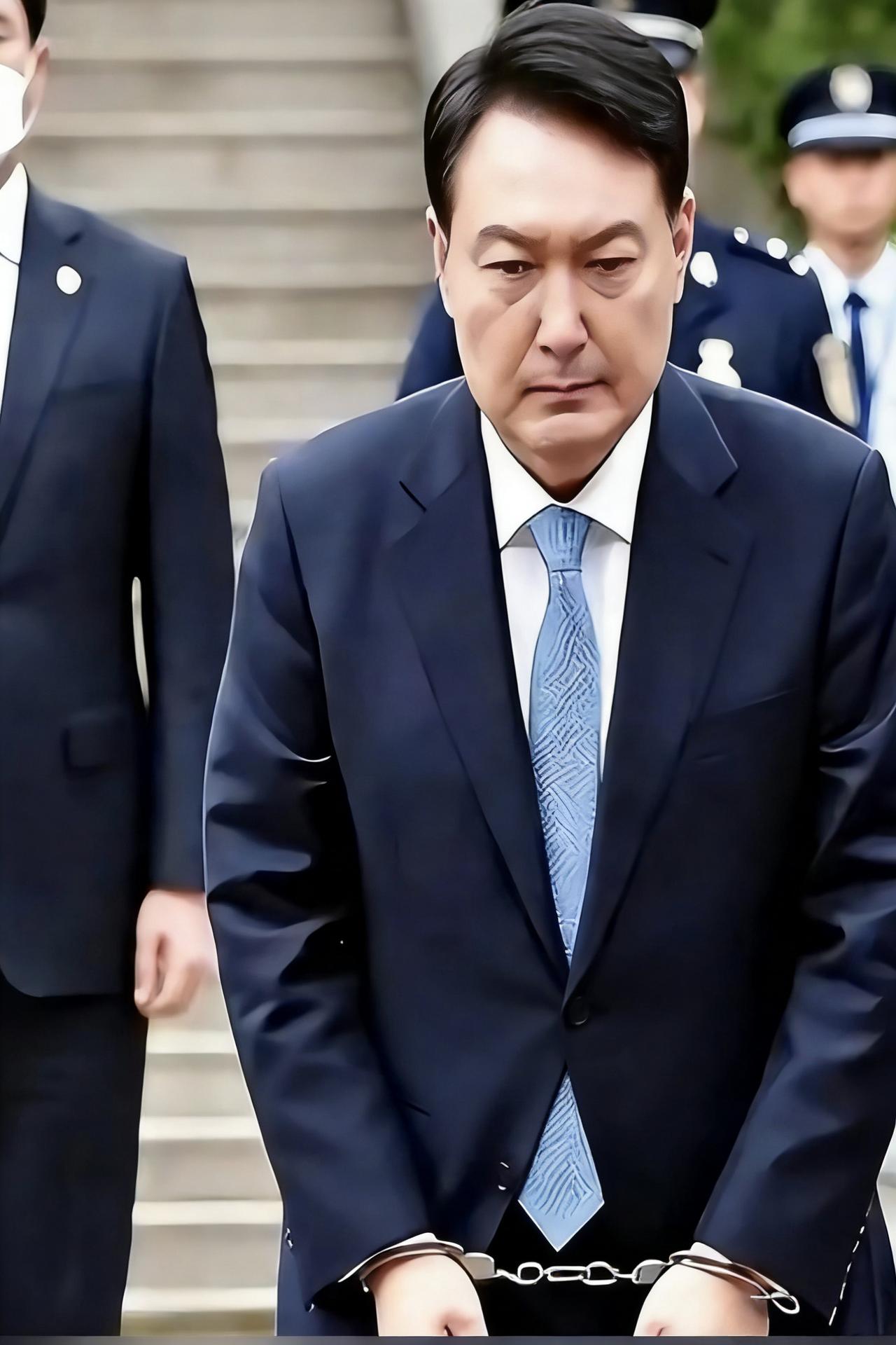 韩国30年最狠清算！前总统尹锡悦被审判！韩国这回是真的要把“青瓦台魔咒”延