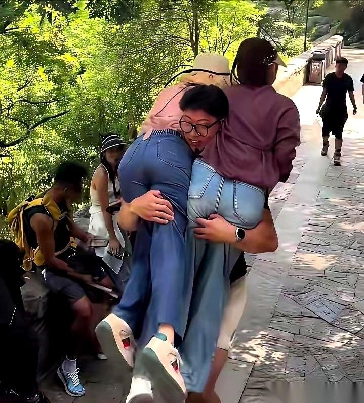 我刷到一张图，直接给我看傻了。一个男的，左手一个姑娘，右手一个姑娘，就这么给抱