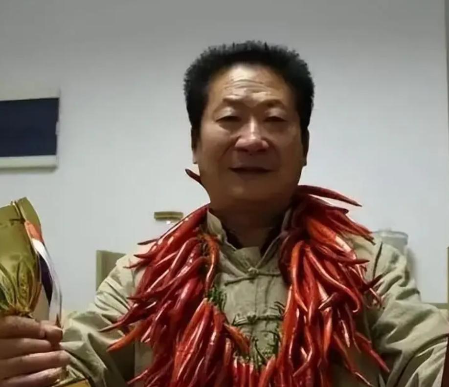 2008年，一名农民工吃饭结账时，竟被店家为难：“想走？除非你把这里的辣椒面全吃
