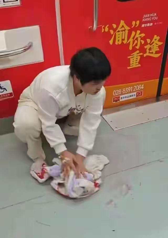 好消息！胡心瑶账户解封，有救了[祈祷]重庆胡心瑶，因在地铁上吐血后用衣服擦地而