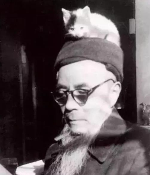 1946年的一个深夜，钱钟书又爬上房顶打林徽因的猫，梁思成有点生气：“钱教授这样