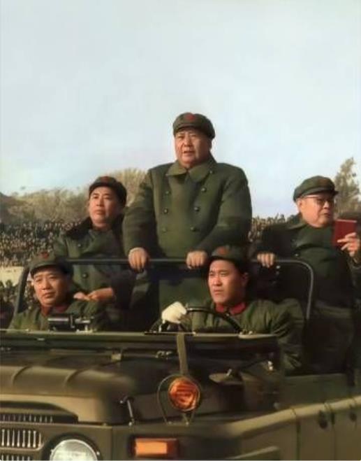 这是1966年毛主席检阅时的震撼场面，一股强大的气场扑面而来！​​​