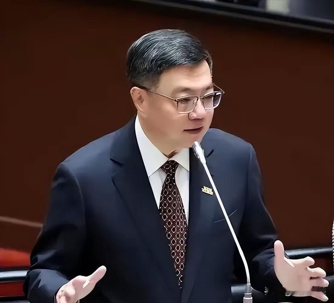 卓荣泰称9月份的薪水还没有领，并且指韩国瑜高高坐在上面，而他却站着！就在今天（1