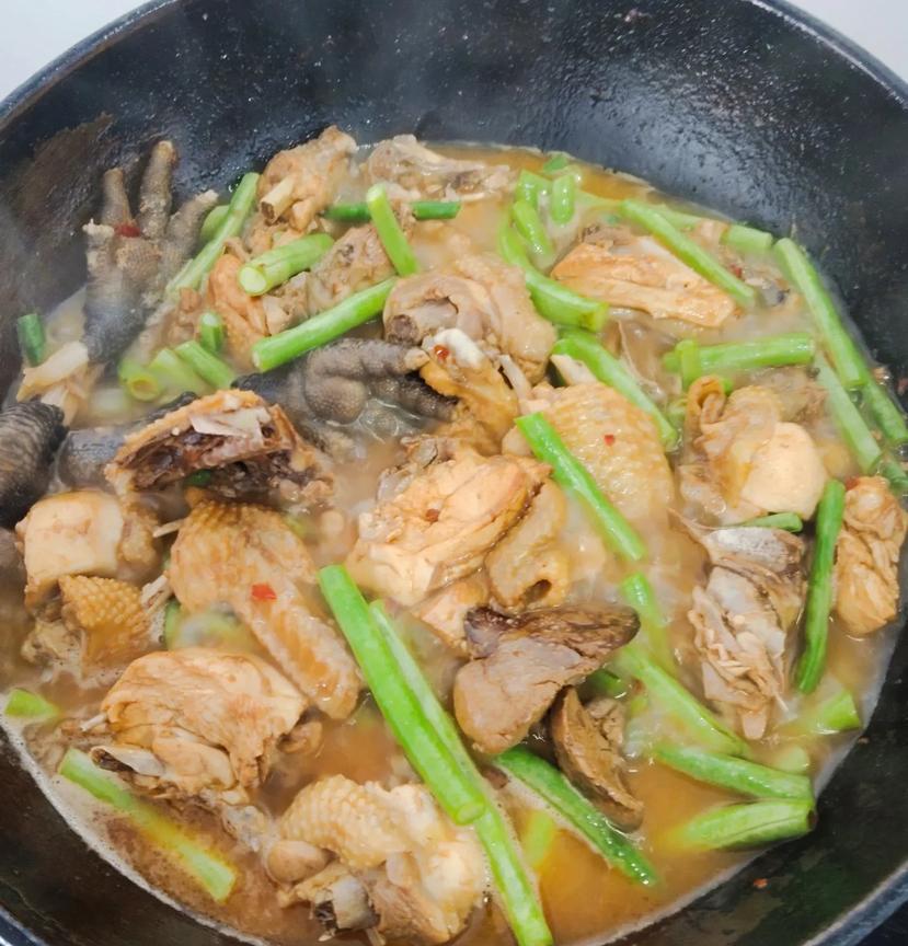 今天中午没有出去吃饭，在家自己做了。早上出去杀了一只鸡子，中午红烧鸡子放几根豆角