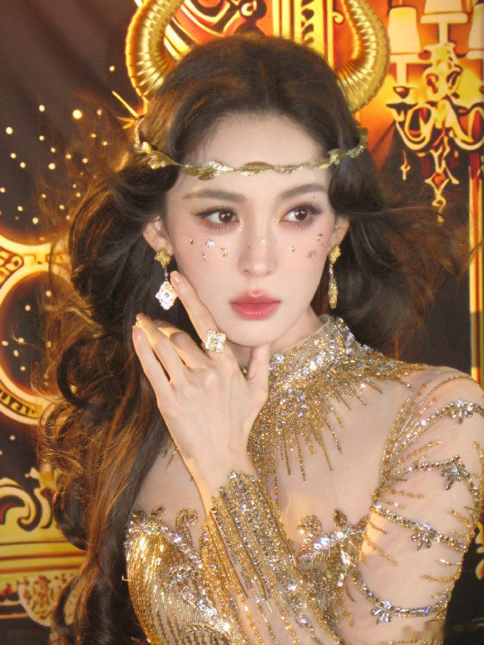 娜扎cos金牛女神美爆了梦幻又神秘的神话风格，在娜扎身上展现得淋漓尽致。造型华丽