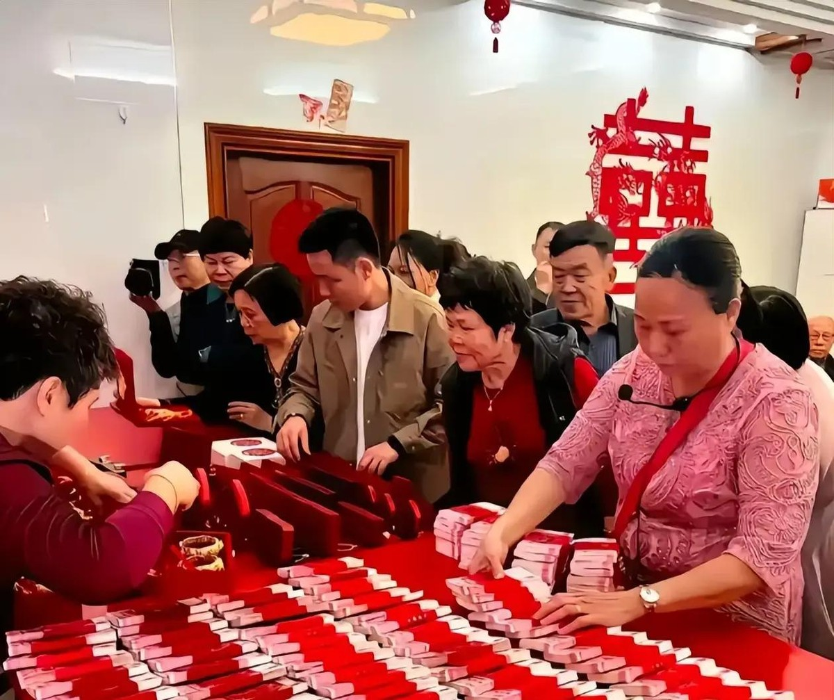 为什么全世界结婚都很简单，偏偏只有中国男人，结婚必须掏空家底、拿出几十万彩礼？国外结婚，大多是两个人