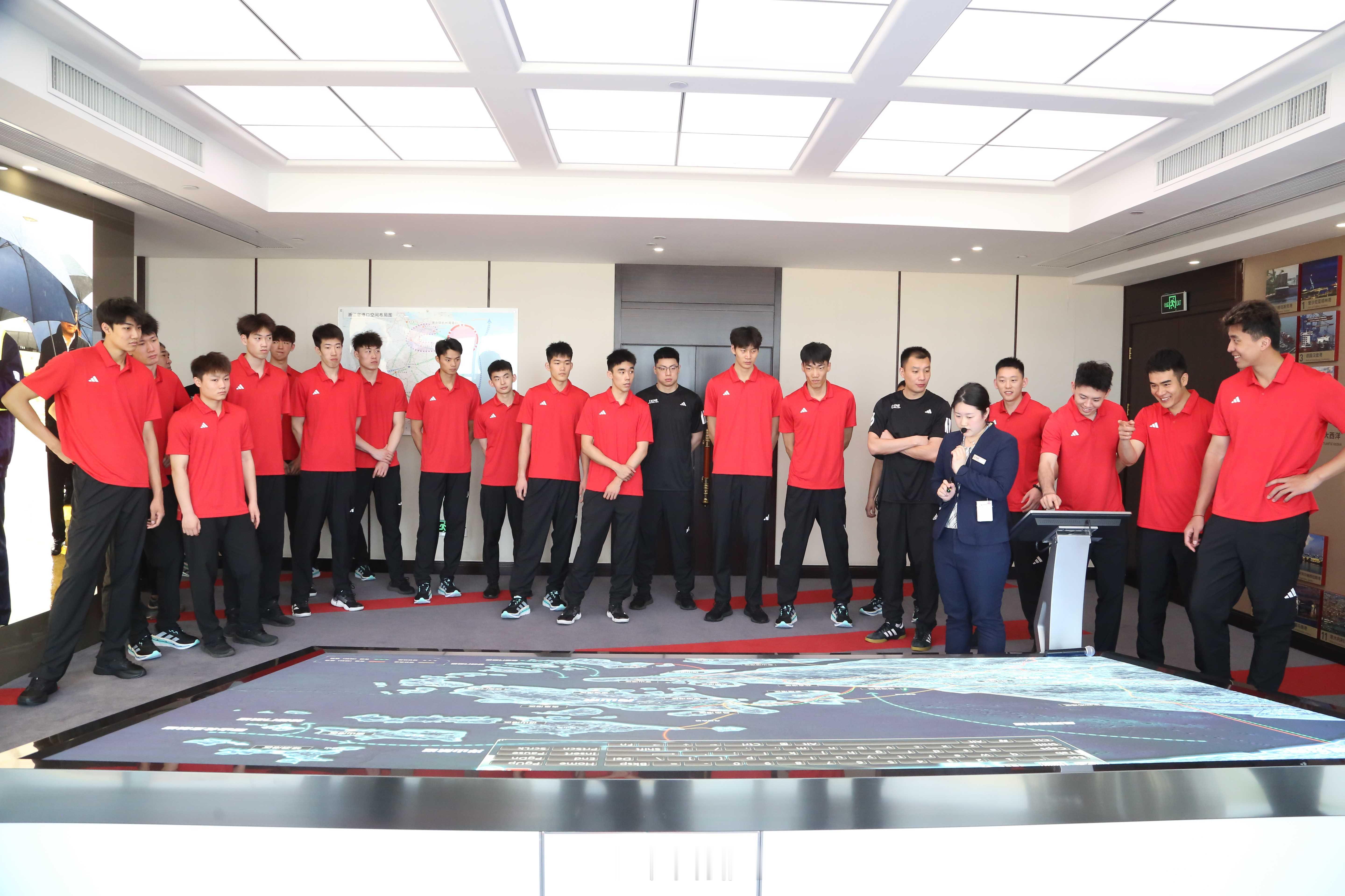 【中国男排参加12日活动的集训队员名单】主攻：张景胤、俞元泰、李磊、薛智鸿、