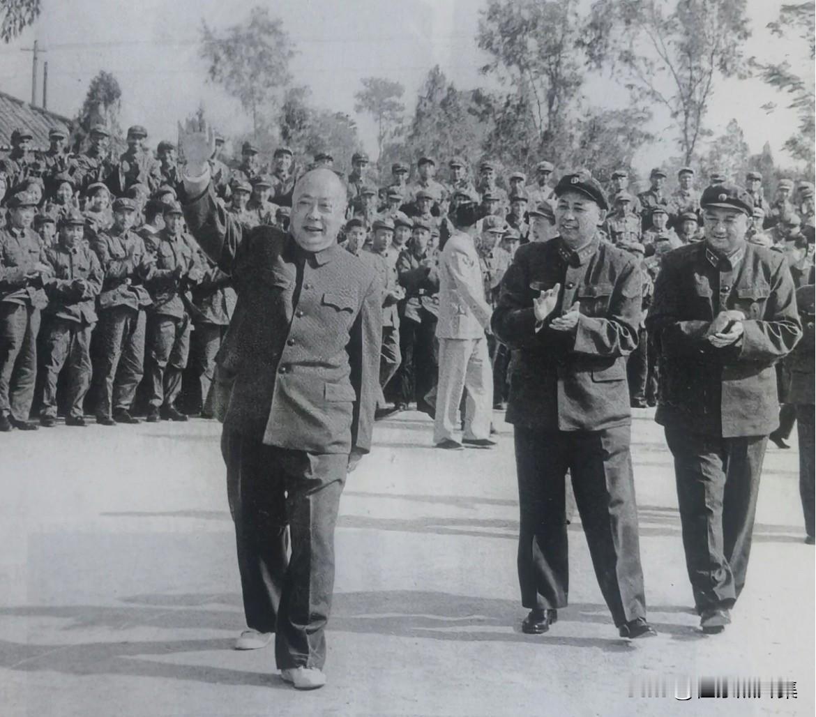 1964年11月16日，李天佑（左二）陪同陈毅元帅（左一）和张云逸大将（后右一）