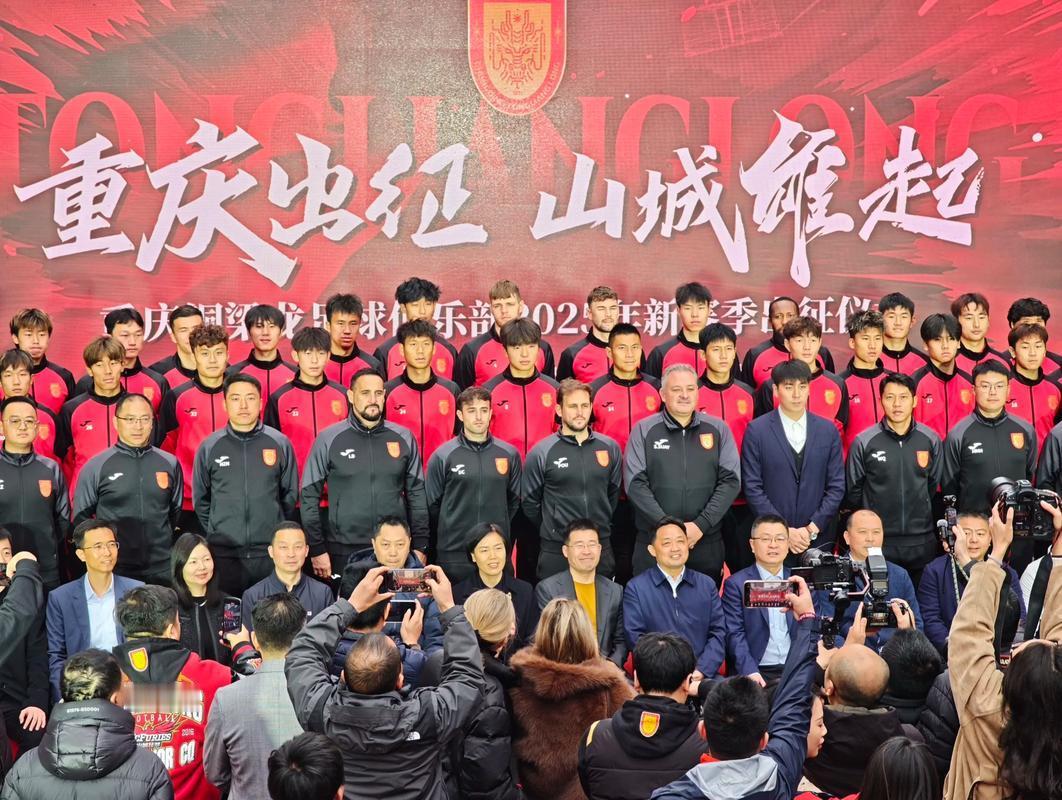 申花为何没有重庆铜梁龙俱乐部那份果断和魄力！我们知道最近重庆铜梁龙果断换帅，请来